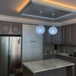 Интерьер кухни в стиле неоклассика с островом и столешницей из гранита.
