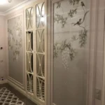 Проект 'дизайнерского ремонта квартир': прихожая с кастомным встроенным шкафом с зеркальными дверями.