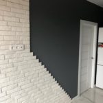 Отделка стен в 'интерьере в стиле лофт': сочетание белого декоративного кирпича и темной краски с фигурным стыком