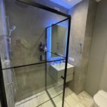 Современный 'проект ремонта ванной комнаты': душевая кабина 'walk-in' в черном профиле, тропический душ и зеркало с контурной RGB-подсветкой.
