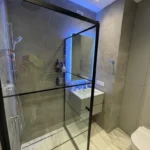 Современный 'проект ремонта ванной комнаты': душевая кабина 'walk-in' в черном профиле, тропический душ и зеркало с контурной RGB-подсветкой.