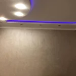 Готовая комната как 'пример готового ремонта' с фигурным потолком и стенами из декоративной штукатурки.