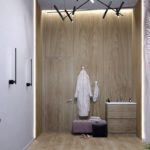 Результат 'отделки коммерческого помещения под ключ': SPA-кабинет со стенами, отделанными деревянными панелями, и дверью скрытого монтажа.