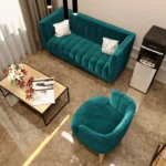 Пример 'элитного ремонта коммерческих помещений': зона отдыха в SPA-салоне с мебелью из изумрудного велюра и полом, отделанным керамогранитом под мрамор.
