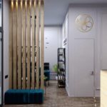 Зона ожидания в SPA-салоне как 'пример готового ремонта' со стеллажами и ярким креслом.
