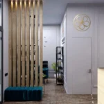 Зона ожидания в SPA-салоне как 'пример готового ремонта' со стеллажами и ярким креслом.