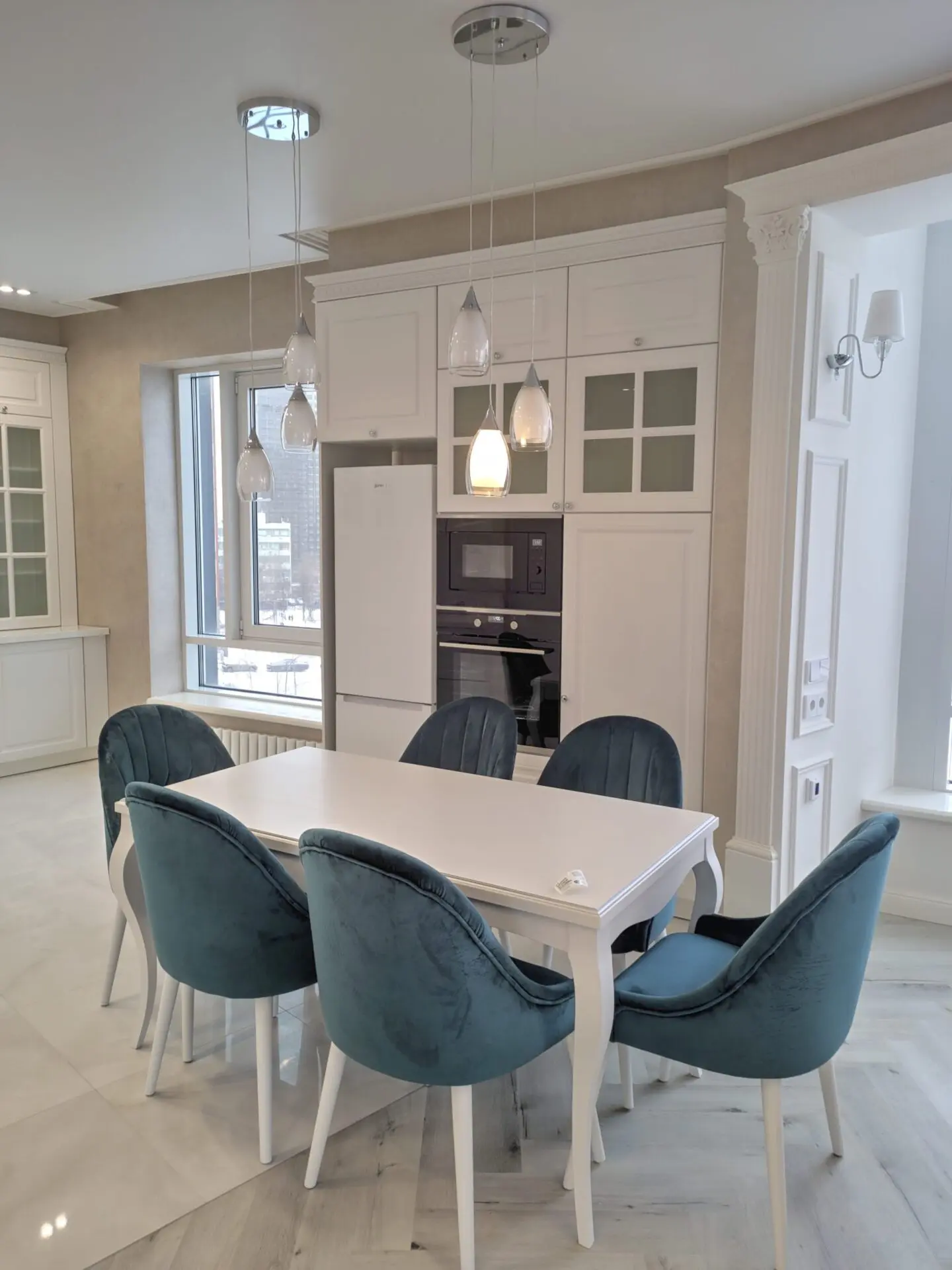 Интерьер отремонтированной квартиры 75 м² в ЖК V-House — кухня с обеденной зоной