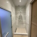 Проект 'ремонта ванной комнаты' для SPA-салона: душевая с отделкой керамогранитом под мрамор и скрытым трапом.