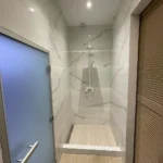 Проект 'ремонта ванной комнаты' для SPA-салона: душевая с отделкой керамогранитом под мрамор и скрытым трапом.