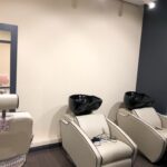 Результат 'ремонта салонов красоты в Москве под ключ': полностью оборудованная зона мойки и рабочие места в современном стиле.