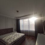 Завершенный 'интерьер спальни в современном стиле': кровать с каретной стяжкой и стены 'буазери' в сочетании с современной светодиодной люстрой.