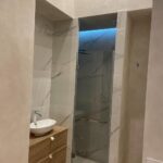 Проект 'ремонта ванной комнаты' для SPA-салона: душевая с отделкой керамогранитом под мрамор и скрытым трапом.