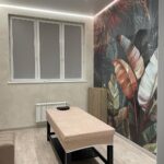 Пример 'дизайнерского ремонта коммерческих помещений': SPA-кабинет с открытой душевой и тропическими фотообоями.