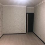 Пример 'дизайнерского ремонта квартир': акцентная стена в спальне, оклеенная дизайнерскими обоями с тропическим рисунком, в сочетании с классическим потолочным карнизом.