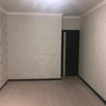 Пример 'дизайнерского ремонта квартир': акцентная стена в спальне, оклеенная дизайнерскими обоями с тропическим рисунком, в сочетании с классическим потолочным карнизом.