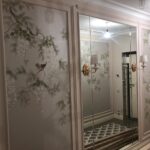 Пример 'дизайнерского ремонта квартир': прихожая, где художественная роспись на стенах 'буазери' сочетается с зеркальными панелями с фацетом.