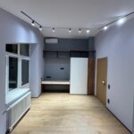 Результат 'отделки квартиры под ключ': кастомная мебельная композиция со встроенным шкафом, столом и стеллажом в современном кабинете.